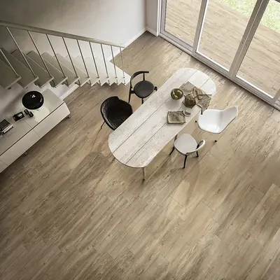 Zona pranzo vista dall'alto con pavimento in gres effetto legno beige chiaro