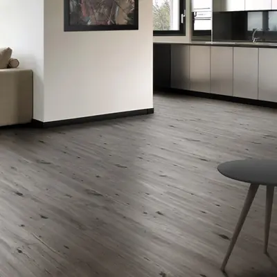 Cucina moderna con pavimento in gres effetto legno grigio